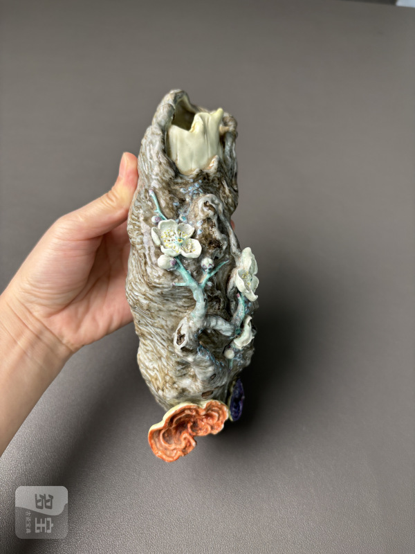 清乾隆 唐英制粉彩梅桩灵芝壁瓶 - 图5